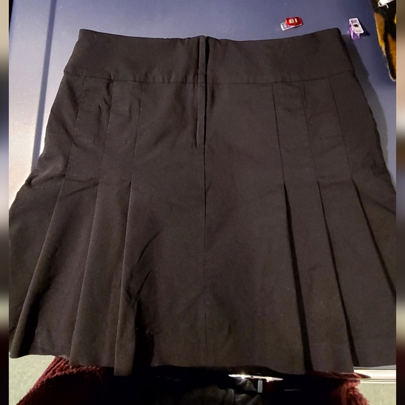 Black pleated mini skirt - Picture 2 of 7